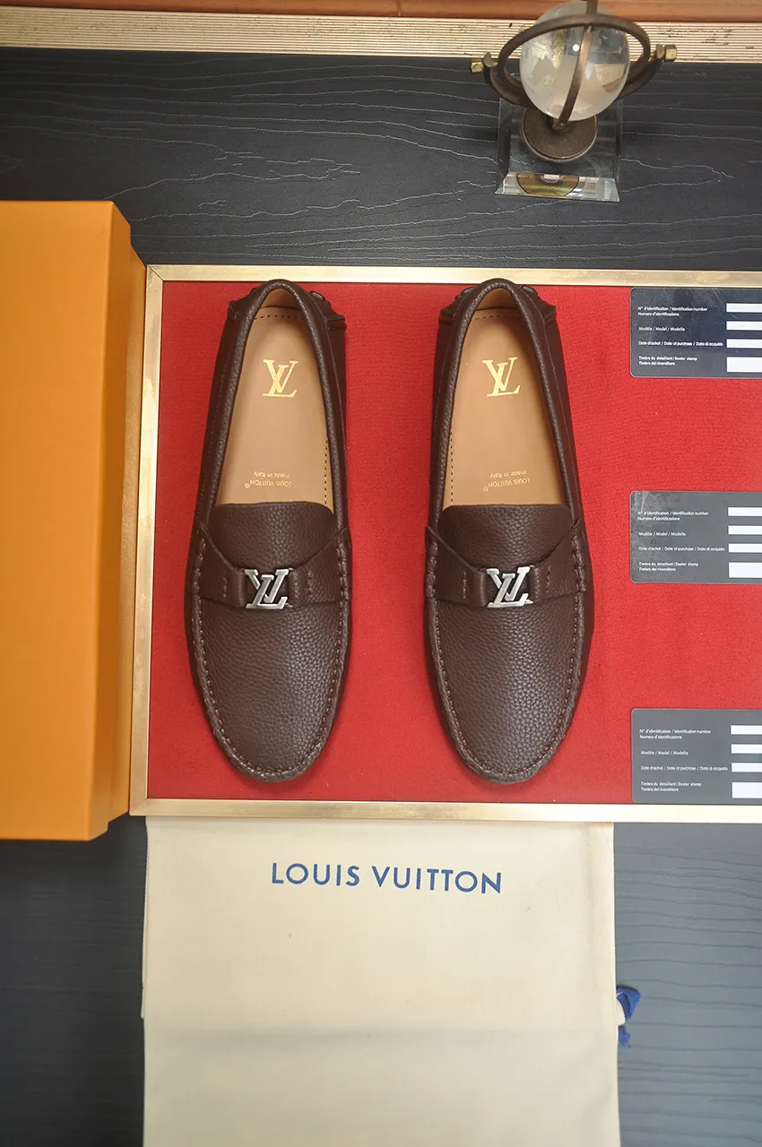 Men's men's shoes 💰420💶 [LV Doudou shoes] (water-dyed cowhide lining) new model is on the market, available on the official website. The new Doudou shoes are processed into single-color materials, and the uppers are made of imported horsehide leather. The body of the shoe is fully hemmed with mark thread, and is lined with imported original cowhide leather. The elegant shoe shape is super suitable for all-matching, and the size is 38-44.